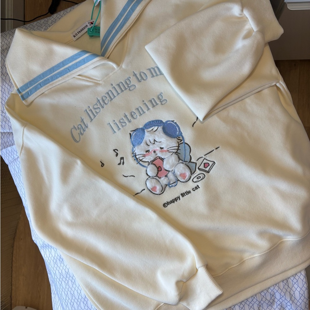 Embroider Cute Cat Graphic Cream Sweatshirt